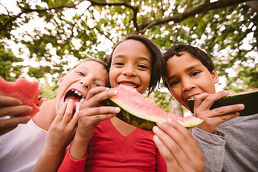 Kinder beim Essen einer Melone