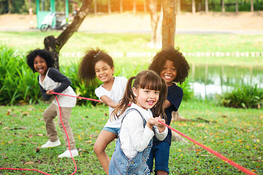 Schülerinnen und Schüler beim Seilziehen