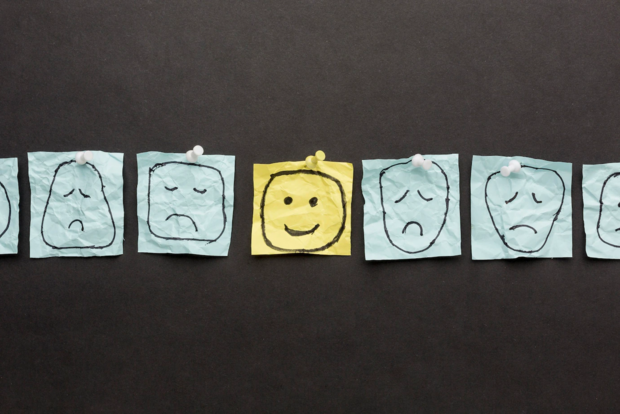 Lachende und traurige Gesichter