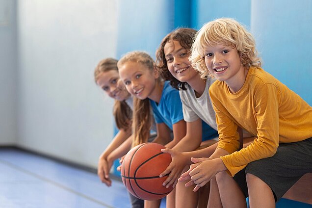 Kinder beim Turnunterricht